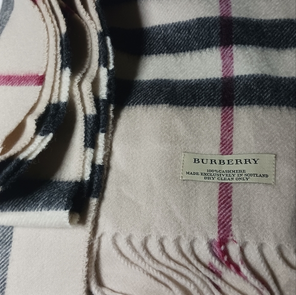 Burberry Cashmere Scarf  💯% Cashmere - Picture 1 of 5